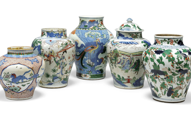 A GROUP OF FIVE CHINESE WUCAI VASES AND ONE COVER, 17TH CENTURY AND LATER