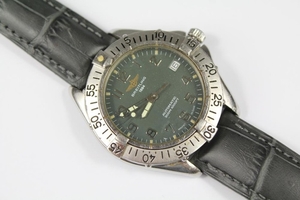 A Gentleman's Breitling Wrist Watch; the watch having grey f...