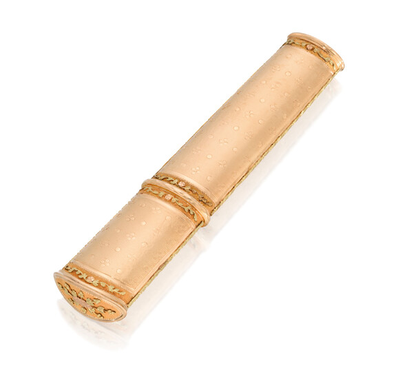 A LOUIS XVI VARI-COLOUR GOLD ÉTUI, PARIS, CIRCA 1780, LATER STRUCK WITH THE POST-1838 FRENCH GUARANTEE MARK FOR SMALL GOLD ITEMS AND WITH A FRENCH IMPORT MARK FOR GOLD 1864-1893