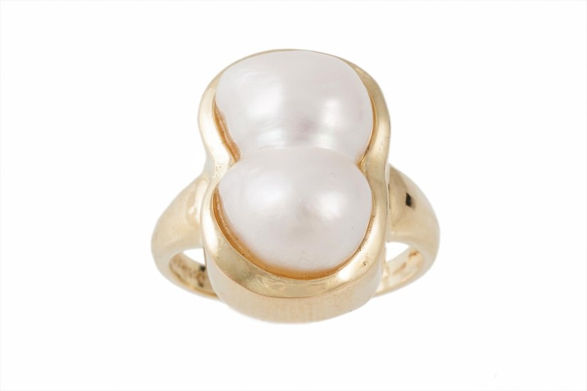 A MABÉ PEARL SET RING, mounted in 14ct yellow gold