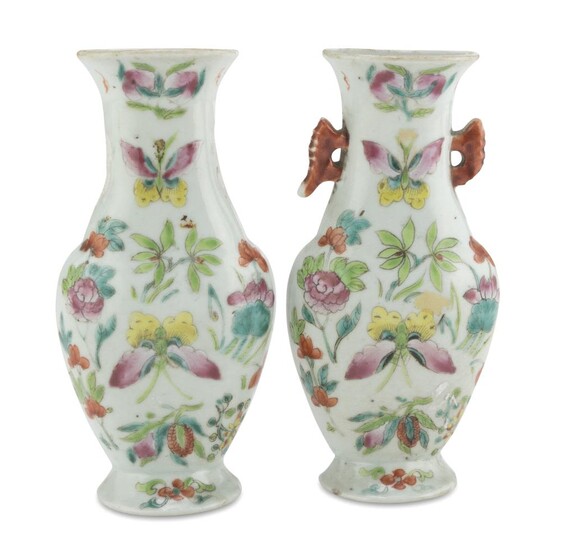 A PAIR OF CHINESE PORCELAINE WALL PLANTERS. EARLY 20TH CENTURY.