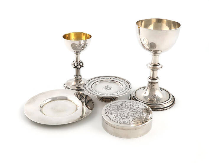 A Victorian silver travelling chalice and paten