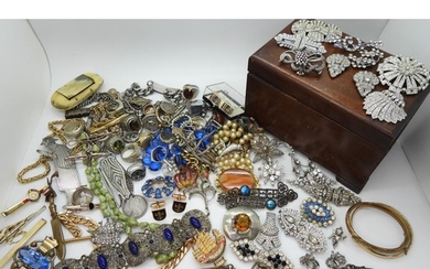 A collection of vintage costume jewellery to include good di...