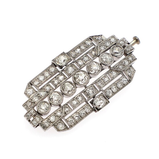 A diamond brooch set with numerous old and single-cut diamonds, mounted in 14k white gold and platinum. App. 2.0×4.0 cm. Circa 1940–50.