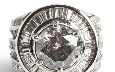 A diamond ring with a princess-cut diamond weighing app. 10.00...