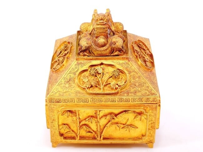 A gilt bronze Buddha box with floral and dragon patterns
