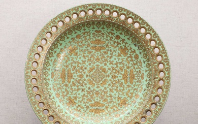 A large Chinese famille rose plate