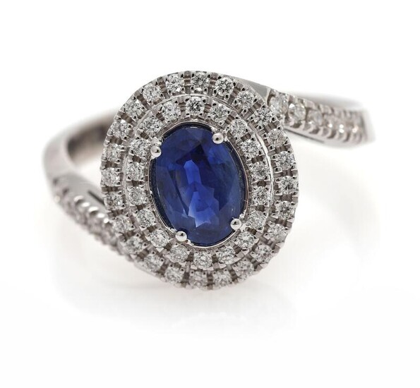 A sapphire and diamond ring set with a sapphire weighing app. 1.05 ct. encircled by diamonds, mounted in 18k white gold. Size 53. – Bruun Rasmussen Auctioneers of Fine Art