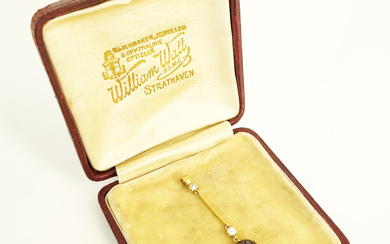 AN EDWARDIAN 15ct YELLOW GOLD GARNET CABOCHON AND DIAMOND OVAL PENDANT