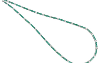 AN EMERALD AND DIAMOND NECKLACE IN 18CT WHITE GOLD, COMPRISING CARRÉ CUT EMERALDS AND ROUND BRILLIANT CUT DIAMONDS, TOTAL LENGTH 415MM