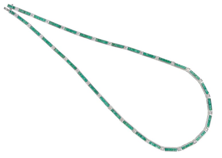 AN EMERALD AND DIAMOND NECKLACE IN 18CT WHITE GOLD, COMPRISING CARRÉ CUT EMERALDS AND ROUND BRILLIANT CUT DIAMONDS, TOTAL LENGTH 415MM