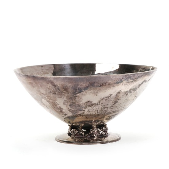 Aage Weimar: Circular sterling silver bowl, openwork stem with stylized ornamentation. H. 6.8 cm. Diam. 13.5 cm.