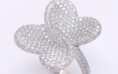 Bague en or blanc 18 K avec un grand diamant pavé en forme de papillon,...