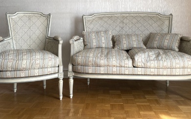 Banquette et bergère cannées en bois naturel laqué blanc et bleu. Style Louis XVI Garniture...