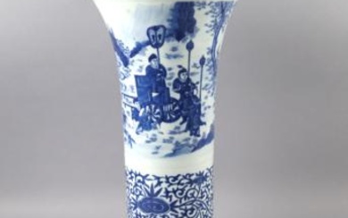 Blau-weiße Vase, gu Form, China, 20. Jh.
