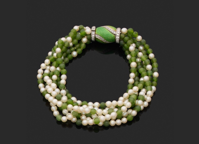 Bracelet six rangs de perles de culture et boules vertes à décor de torsades, le...