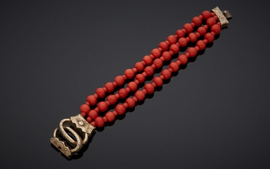 Bracelet trois rangs de perles de corail*... - Lot 590 - Crait + Müller