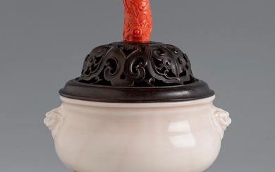Brûleur d'encens. Chine, dynastie Qing, fin du XVIIIe siècle-début du XIXe siècle. Porcelaine Blanc de...