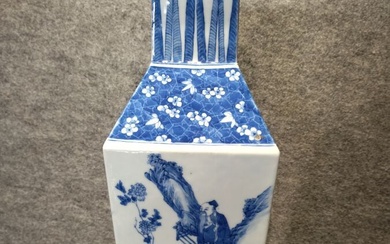 CHINE : vase balustre à pans en porcelaine blanc bleu à décor de sages dans...