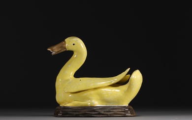 Chine - Canard en porcelaine jaune sur socle en bois, période Qing. Poids: 1.11 kg...