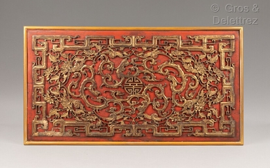 Chine, fin 19eme Panneau décoratif en bois laqué rouge et or.