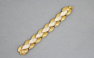 Christian Dior Boutique Bracelet en métal doré et strass (manque 6 strass)
