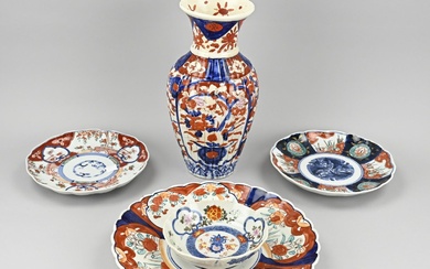 Cinq pièces de porcelaine japonaise Imari ancienne. Comprenant : Vase, restauré. Quatre assiettes, dont une...