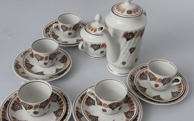 Coffee service for 5 people Riga porcelain manufactory. 20th century in the 70s Riga Porcelain Factory. Latvian SSR. Porcelain, deco, gilding. Cup diameter 7 cm, saucer 12 cm, dessert plate - 15 cm. The height of the coffee pot is 22 cm, the height of...