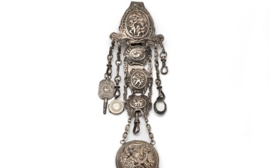 Crochet de châtelaine en métal argenté ciselé, à décor d'angelots et de scène pastorale. Il...