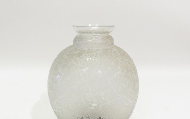 DAUM Nancy France. Vase "boule" en verre. Xxème siècle. 23,5 x 16,5 cm (léger éclat...