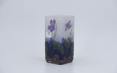 DAUM Nancy. Vase de section carré en verre doublé à décor dégagé à l'acide et...