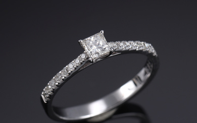 Diamond ring in 14 kt. white gold with princess-cut diamond, total 0.40 ct.