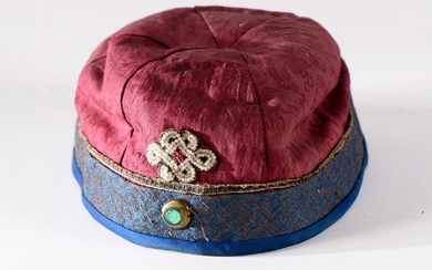 Empire ottoman. Lot comprenant : Une coiffe ottomane en soie brodée, perles et pierre verte...