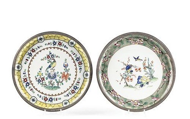 Ensemble de deux plats en porcelaine française avec bord en argent poinçonné. Diamètre : 28...