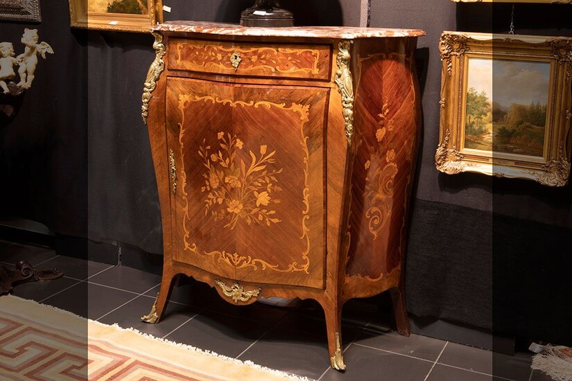 FRANCE - ca 1850/70 Napoléon III-meubel in Louis XV-stijl met zeer sierlijk model met gegalbeerde...