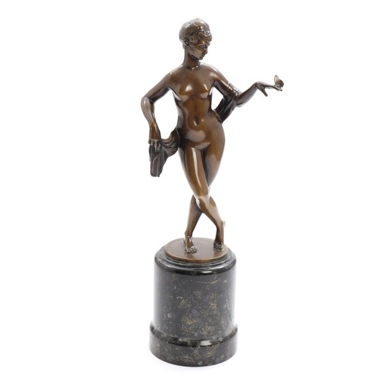 Georg Kemper: Standing nude with a butterfly in her hands. Signed. A patinated bronze statuette, raised on a black marble base. H. 35 cm.