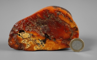 Grand ambre brutÂge indéterminé, segment naturel, en partie poli, de couleur caramel foncé avec des...