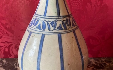 IZNIK Vase balustre en céramique à décor... - Lot 190 - Pescheteau-Badin