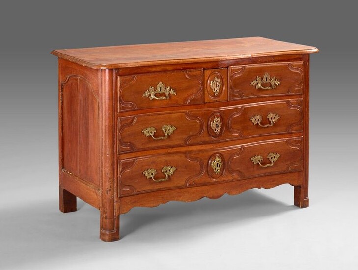 Ile de France" chest of drawers with 5 drawers on 3 rows in moulded natural wood. Bronze trim on the lock entries and handles.