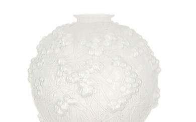 Vase boule "Druide" en verre blanc soufflé-moulé patiné opalescent signé R Lalique France, h. 18,5 cm