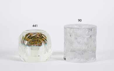 LALIQUE France. Pot en verre moulé pressé à décor de coquilles. H. 7,8 cm.