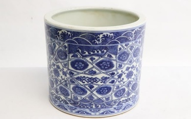 Large Chinese blue and white porcelain brush holder