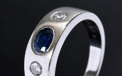 Modern white gold 585 band ring with oval faceted sapphire and two brilliant-cut diamonds (together approx. 0.34ct/SI/W), 5.5g, size 53