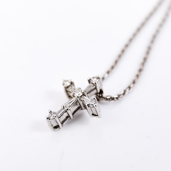 NECKLACE, 18k white gold, pendant in the form of a cross with 10 facet-cut and baguette-cut diamonds, necklace in the form of a cordella link.