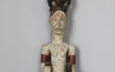 NIGERIA Grande statue féminine en bois polychrome XXe, dans le style des IGBO H :...
