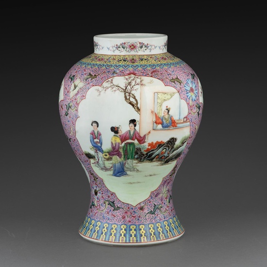 POTICHE en porcelaine et émaux polychromes dans le style de la famille rose, à décor de scènes amoureuses dans des médaillons f...