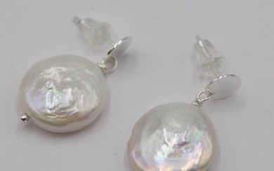 Paire de clous d'oreilles en perle, monture 925, L-2,5cm perle D-1,3cm.