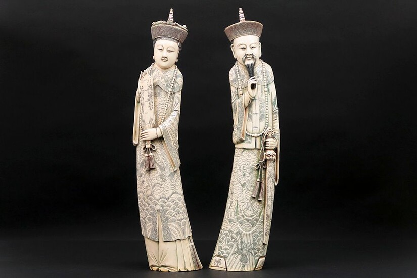 Paire de grandes sculptures chinoises anciennes en ivoire : "Keizer" et "Keizerin" - hauteur :...
