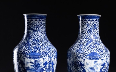 Paire de vases en porcelaine bleu blanc à décor de personnages tenant des potiches, sur...
