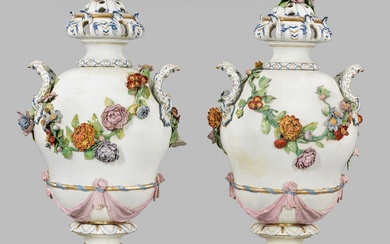 Paire de vases monumentaux à couvercle de la KPM-Berlin avec décor floral en plastique provenant...